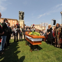 Foto Nicoloro G. 24/03/2012 Santarcangelo (RN) E' stata allestita nella sala del Consiglio Comunale di Santarcangelo la camera ardente della salma di Tonino Guerra prima di essere portata nella piazza principale per l' ultimo saluto della sua cittadina dove era nato il 16 marzo 1920. nella foto Il feretro in piazza riceve l'omaggio di autorità, famigliari e semplici cittadini