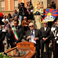 Foto Nicoloro G. 24/03/2012 Santarcangelo (RN) E' stata allestita nella sala del Consiglio Comunale di Santarcangelo la camera ardente della salma di Tonino Guerra prima di essere portata nella piazza principale per l' ultimo saluto della sua cittadina dove era nato il 16 marzo 1920. nella foto Il ricordo di Tonino nel discorso di Sergio Zavoli