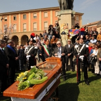 Foto Nicoloro G. 24/03/2012 Santarcangelo (RN) E' stata allestita nella sala del Consiglio Comunale di Santarcangelo la camera ardente della salma di Tonino Guerra prima di essere portata nella piazza principale per l' ultimo saluto della sua cittadina dove era nato il 16 marzo 1920. nella foto Il ricordo di Tonino nel discorso di Sergio Zavoli