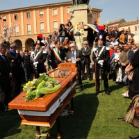 Foto Nicoloro G. 24/03/2012 Santarcangelo (RN) E' stata allestita nella sala del Consiglio Comunale di Santarcangelo la camera ardente della salma di Tonino Guerra prima di essere portata nella piazza principale per l' ultimo saluto della sua cittadina dove era nato il 16 marzo 1920. nella foto Il ricordo di Tonino nel discorso di Sergio Zavoli