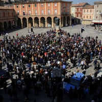 Foto Nicoloro G. 24/03/2012 Santarcangelo (RN) E' stata allestita nella sala del Consiglio Comunale di Santarcangelo la camera ardente della salma di Tonino Guerra prima di essere portata nella piazza principale per l' ultimo saluto della sua cittadina dove era nato il 16 marzo 1920. nella foto La piazza Ganganelli piena di gente