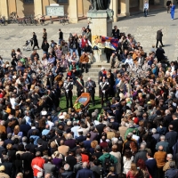 Foto Nicoloro G. 24/03/2012 Santarcangelo (RN) E' stata allestita nella sala del Consiglio Comunale di Santarcangelo la camera ardente della salma di Tonino Guerra prima di essere portata nella piazza principale per l' ultimo saluto della sua cittadina dove era nato il 16 marzo 1920. nella foto La piazza Ganganelli piena di gente