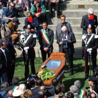 Foto Nicoloro G. 24/03/2012 Santarcangelo (RN) E' stata allestita nella sala del Consiglio Comunale di Santarcangelo la camera ardente della salma di Tonino Guerra prima di essere portata nella piazza principale per l' ultimo saluto della sua cittadina dove era nato il 16 marzo 1920. nella foto Il ricordo di Tonino nel discorso di Sergio Zavoli