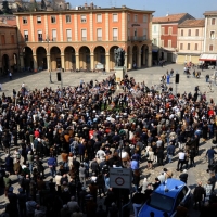 Foto Nicoloro G. 24/03/2012 Santarcangelo (RN) E' stata allestita nella sala del Consiglio Comunale di Santarcangelo la camera ardente della salma di Tonino Guerra prima di essere portata nella piazza principale per l' ultimo saluto della sua cittadina dove era nato il 16 marzo 1920. nella foto La piazza Ganganelli piena di gente