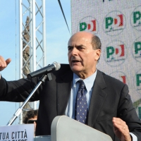 Foto Nicoloro G. 07/05/2011 Marina di Ravenna (RA) Fa tappa a Ravenna il segretario del PD nel giro che lo vede impegnato nella campagna per le elezioni amministrative e sceglie uno stabilimento balneare in riva al mare come luogo del comizio. nella foto Pier Luigi Bersani