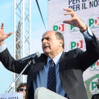Foto Nicoloro G. 07/05/2011 Marina di Ravenna (RA) Fa tappa a Ravenna il segretario del PD nel giro che lo vede impegnato nella campagna per le elezioni amministrative e sceglie uno stabilimento balneare in riva al mare come luogo del comizio. nella foto Pier Luigi Bersani