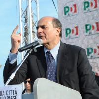 Foto Nicoloro G. 07/05/2011 Marina di Ravenna (RA) Fa tappa a Ravenna il segretario del PD nel giro che lo vede impegnato nella campagna per le elezioni amministrative e sceglie uno stabilimento balneare in riva al mare come luogo del comizio. nella foto Pier Luigi Bersani