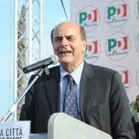 Foto Nicoloro G. 07/05/2011 Marina di Ravenna (RA) Fa tappa a Ravenna il segretario del PD nel giro che lo vede impegnato nella campagna per le elezioni amministrative e sceglie uno stabilimento balneare in riva al mare come luogo del comizio. nella foto Pier Luigi Bersani