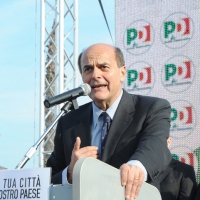 Foto Nicoloro G. 07/05/2011 Marina di Ravenna (RA) Fa tappa a Ravenna il segretario del PD nel giro che lo vede impegnato nella campagna per le elezioni amministrative e sceglie uno stabilimento balneare in riva al mare come luogo del comizio. nella foto Pier Luigi Bersani