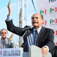 Foto Nicoloro G. 07/05/2011 Marina di Ravenna (RA) Fa tappa a Ravenna il segretario del PD nel giro che lo vede impegnato nella campagna per le elezioni amministrative e sceglie uno stabilimento balneare in riva al mare come luogo del comizio. nella foto Pier Luigi Bersani