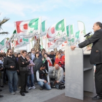 Foto Nicoloro G. 07/05/2011 Marina di Ravenna (RA) Fa tappa a Ravenna il segretario del PD nel giro che lo vede impegnato nella campagna per le elezioni amministrative e sceglie uno stabilimento balneare in riva al mare come luogo del comizio. nella foto Pier Luigi Bersani ed il pubblico dei simpatizzanti