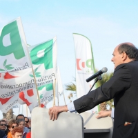 Foto Nicoloro G. 07/05/2011 Marina di Ravenna (RA) Fa tappa a Ravenna il segretario del PD nel giro che lo vede impegnato nella campagna per le elezioni amministrative e sceglie uno stabilimento balneare in riva al mare come luogo del comizio. nella foto Pier Luigi Bersani ed il pubblico dei simpatizzanti