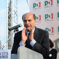 Foto Nicoloro G. 07/05/2011 Marina di Ravenna (RA) Fa tappa a Ravenna il segretario del PD nel giro che lo vede impegnato nella campagna per le elezioni amministrative e sceglie uno stabilimento balneare in riva al mare come luogo del comizio. nella foto Pier Luigi Bersani
