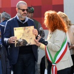 Foto Nicoloro G.   01/10/2022   Conselice ( RA )   Celebrazione del XVI° anniversario del monumento alla stampa clandestina e alla liberta\' di stampa. nella foto il giornalista di \' Avvenire \' Nello Scavo riceve dalla sindaca Paola Pula il riconoscimento \' Liberta\' di Stampa \' per il suo lavoro in Ucraina.