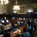Foto Nicoloro G.   20/06/2025   Ravenna   In occasione della Giornata mondiale del rifugiato l' Amministrazione comunale di Ravenna ha consegnato il Premio Intercultura 2025 alla Capitaneria di Porto di Ravenna e alle organizzazioni non governative che svolgono operazioni di soccorso nel Mar Mediterraneo. nella foto una veduta della sala consiliare durante la cerimonia di premiazione.