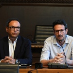 Foto Nicoloro G.   20/06/2025   Ravenna   In occasione della Giornata mondiale del rifugiato l' Amministrazione comunale di Ravenna ha consegnato il Premio Intercultura 2025 alla Capitaneria di Porto di Ravenna e alle organizzazioni non governative che svolgono operazioni di soccorso nel Mar Mediterraneo. nella foto il giornalista Vittorio Longhi direttore della Carta di Roma, a sinistra, e il sindaco di Ravenna Alessandro Barattoni.
