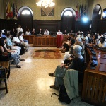 Foto Nicoloro G.   20/06/2025   Ravenna   In occasione della Giornata mondiale del rifugiato l' Amministrazione comunale di Ravenna ha consegnato il Premio Intercultura 2025 alla Capitaneria di Porto di Ravenna e alle organizzazioni non governative che svolgono operazioni di soccorso nel Mar Mediterraneo. nella foto una veduta della sala consiliare durante la cerimonia di premiazione.