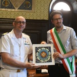 Foto Nicoloro G.   20/06/2025   Ravenna   In occasione della Giornata mondiale del rifugiato l' Amministrazione comunale di Ravenna ha consegnato il Premio Intercultura 2025 alla Capitaneria di Porto di Ravenna e alle organizzazioni non governative che svolgono operazioni di soccorso nel Mar Mediterraneo. nella foto il sindaco Alessandro Barattoni premia la Capitaneria di porto e ritira il premio il capitano di vascello Marco Landi.