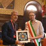 Foto Nicoloro G.   20/06/2025   Ravenna   In occasione della Giornata mondiale del rifugiato l' Amministrazione comunale di Ravenna ha consegnato il Premio Intercultura 2025 alla Capitaneria di Porto di Ravenna e alle organizzazioni non governative che svolgono operazioni di soccorso nel Mar Mediterraneo. nella foto il sindaco Alessandro Barattoni premia la ong Emergency e ritira il premio Roberto Maccaroni responsabile sanitario Area Migrazione di Emergency.