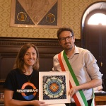 Foto Nicoloro G.   20/06/2025   Ravenna   In occasione della Giornata mondiale del rifugiato l\' Amministrazione comunale di Ravenna ha consegnato il Premio Intercultura 2025 alla Capitaneria di Porto di Ravenna e alle organizzazioni non governative che svolgono operazioni di soccorso nel Mar Mediterraneo. nella foto il sindaco Alessandro Barattoni premia la Mediterranea Saving Humans e ritira il premio Vanessa Guidi vicepresidente di Mediterranea.