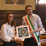 Foto Nicoloro G.   20/06/2025   Ravenna   In occasione della Giornata mondiale del rifugiato l\' Amministrazione comunale di Ravenna ha consegnato il Premio Intercultura 2025 alla Capitaneria di Porto di Ravenna e alle organizzazioni non governative che svolgono operazioni di soccorso nel Mar Mediterraneo. nella foto il sindaco Alessandro Barattoni premia la MSF Geo Barents e ritira il premio Giulia Virdis Legal Advisor per operazioni SAR di Medici Senza Frontiere.