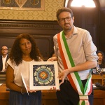 Foto Nicoloro G.   20/06/2025   Ravenna   In occasione della Giornata mondiale del rifugiato l\' Amministrazione comunale di Ravenna ha consegnato il Premio Intercultura 2025 alla Capitaneria di Porto di Ravenna e alle organizzazioni non governative che svolgono operazioni di soccorso nel Mar Mediterraneo. nella foto il sindaco Alessandro Barattoni premia Open Arms e ritira il premio Cecilia Aldazabal responsabile progetti educativi nelle scuole per Open Arms.