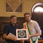Foto Nicoloro G.   20/06/2025   Ravenna   In occasione della Giornata mondiale del rifugiato l\' Amministrazione comunale di Ravenna ha consegnato il Premio Intercultura 2025 alla Capitaneria di Porto di Ravenna e alle organizzazioni non governative che svolgono operazioni di soccorso nel Mar Mediterraneo. nella foto il sindaco Alessandro Barattoni premia ResQ e ritira il premio Luciano Scalettari presidente di ResQ.