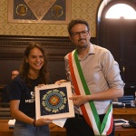 Foto Nicoloro G.   20/06/2025   Ravenna   In occasione della Giornata mondiale del rifugiato l\' Amministrazione comunale di Ravenna ha consegnato il Premio Intercultura 2025 alla Capitaneria di Porto di Ravenna e alle organizzazioni non governative che svolgono operazioni di soccorso nel Mar Mediterraneo. nella foto il sindaco Alessandro Barattoni premia SOS Mediterranee e ritira il premio Francesca Vecchio volontaria di SOS Mediterranee di Bologna.