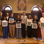 Foto Nicoloro G.   20/06/2025   Ravenna   In occasione della Giornata mondiale del rifugiato l\' Amministrazione comunale di Ravenna ha consegnato il Premio Intercultura 2025 alla Capitaneria di Porto di Ravenna e alle organizzazioni non governative che svolgono operazioni di soccorso nel Mar Mediterraneo. nella foto al centro il sindaco Alessandro Barattoni con i premiati delle organizzazioni non governative.