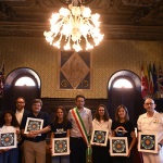 Foto Nicoloro G.   20/06/2025   Ravenna   In occasione della Giornata mondiale del rifugiato l\' Amministrazione comunale di Ravenna ha consegnato il Premio Intercultura 2025 alla Capitaneria di Porto di Ravenna e alle organizzazioni non governative che svolgono operazioni di soccorso nel Mar Mediterraneo. nella foto al centro il sindaco Alessandro Barattoni con i premiati delle organizzazioni non governative.