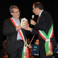 Foto Nicoloro G. 19/05/2012 Cervia (FC) Nell’ ambito delle celebrazioni per i cento anni di Milano Marittima e’ stata ufficialmente presentata la 568° edizione dello Sposalizio del Mare dal sindaco di Cervia-Milano Marittima Roberto Zoffoli alla presenza dell’ assessore al Turismo del comune di Milano Franco D’ Alfonso che nell’ occasione ha dichiarato Milano Marittima il mare ufficiale dell’ Expo 2015. La cerimonia dello Sposalizio del Mare avverra’ domenica 20 maggio alla presenza anche del sindaco di Milano Giuliano Pisapia. nella foto Franco D' Alfonso – Roberto Zoffoli