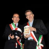 Foto Nicoloro G. 19/05/2012 Cervia (FC) Nell’ ambito delle celebrazioni per i cento anni di Milano Marittima e’ stata ufficialmente presentata la 568° edizione dello Sposalizio del Mare dal sindaco di Cervia-Milano Marittima Roberto Zoffoli alla presenza dell’ assessore al Turismo del comune di Milano Franco D’ Alfonso che nell’ occasione ha dichiarato Milano Marittima il mare ufficiale dell’ Expo 2015. La cerimonia dello Sposalizio del Mare avverra’ domenica 20 maggio alla presenza anche del sindaco di Milano Giuliano Pisapia. nella foto Franco D' Alfonso – Roberto Zoffoli