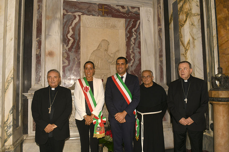 Foto Nicoloro G.   08/09/2024   Ravenna   Celebrazioni per il 703° annuale della morte di Dante Alighieri. nella foto all' interno della tomba del Sommo poeta da sinistra il vescovo Livio Corazza, la neo sindaca di Firenze Sara Funaro, , il sindaco uscente di Ravenna Michele de Pascale, padre Ivo Laurentini direttore del Centro Dantesco e l' arcivescovo Lorenzo Ghizzoni.