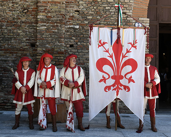 Foto Nicoloro G.   13/09/2026   Ravenna   Nell' ambito delle celebrazioni per il 705° annuale della morte di Dante Alighieri si e' svolta la tradizionale cerimonia dell' offerta da parte della citta' di Firenze dell' olio che alimentera' la lampada che illumina perennemente la tomba del Sommo Poeta. nella foto lo stendardo di Firenze, citta' che ogni anno per tradizione dona l' olio che alimentera' la lampada che illumina la tomba di Dante.