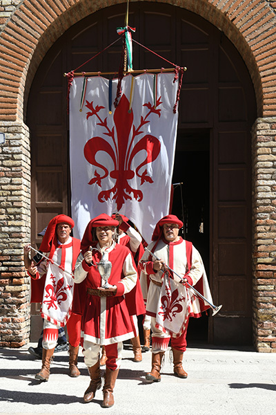 Foto Nicoloro G.   13/09/2026   Ravenna   Nell' ambito delle celebrazioni per il 705° annuale della morte di Dante Alighieri si e' svolta la tradizionale cerimonia dell' offerta da parte della citta' di Firenze dell' olio che alimentera' la lampada che illumina perennemente la tomba del Sommo Poeta. nella foto lo stendardo di Firenze accompagna l' ampolla contenete l' olio che alimentera' la lampada nella tomba di Dante.