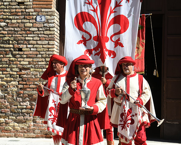 Foto Nicoloro G.   13/09/2026   Ravenna   Nell' ambito delle celebrazioni per il 705° annuale della morte di Dante Alighieri si e' svolta la tradizionale cerimonia dell' offerta da parte della citta' di Firenze dell' olio che alimentera' la lampada che illumina perennemente la tomba del Sommo Poeta. nella foto lo stendardo di Firenze accompagna l' ampolla contenete l' olio che alimentera' la lampada nella tomba di Dante.
