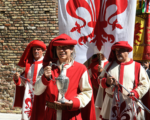 Foto Nicoloro G.   13/09/2026   Ravenna   Nell' ambito delle celebrazioni per il 705° annuale della morte di Dante Alighieri si e' svolta la tradizionale cerimonia dell' offerta da parte della citta' di Firenze dell' olio che alimentera' la lampada che illumina perennemente la tomba del Sommo Poeta. nella foto lo stendardo di Firenze accompagna l' ampolla contenete l' olio che alimentera' la lampada nella tomba di Dante.