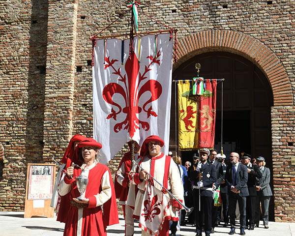 Foto Nicoloro G.   13/09/2026   Ravenna   Nell' ambito delle celebrazioni per il 705° annuale della morte di Dante Alighieri si e' svolta la tradizionale cerimonia dell' offerta da parte della citta' di Firenze dell' olio che alimentera' la lampada che illumina perennemente la tomba del Sommo Poeta. nella foto lo stendardo di Firenze accompagna l' ampolla contenete l' olio che alimentera' la lampada nella tomba di Dante.