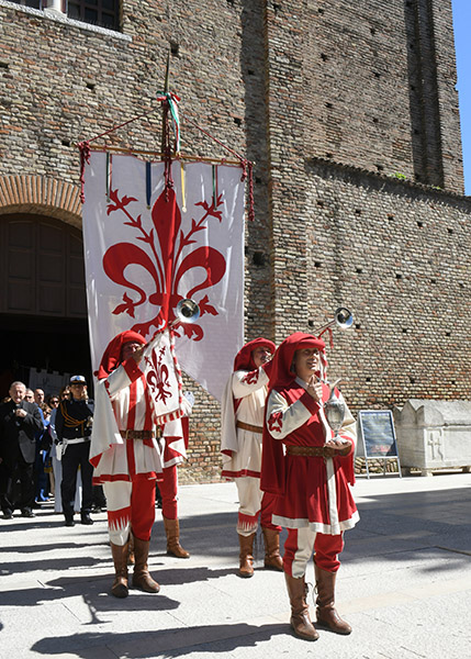 Foto Nicoloro G.   13/09/2026   Ravenna   Nell' ambito delle celebrazioni per il 705° annuale della morte di Dante Alighieri si e' svolta la tradizionale cerimonia dell' offerta da parte della citta' di Firenze dell' olio che alimentera' la lampada che illumina perennemente la tomba del Sommo Poeta. nella foto lo stendardo di Firenze accompagna l' ampolla contenete l' olio che alimentera' la lampada nella tomba di Dante.