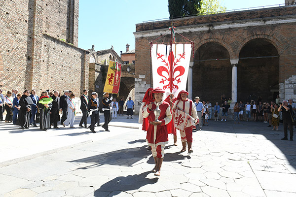 Foto Nicoloro G.   13/09/2026   Ravenna   Nell' ambito delle celebrazioni per il 705° annuale della morte di Dante Alighieri si e' svolta la tradizionale cerimonia dell' offerta da parte della citta' di Firenze dell' olio che alimentera' la lampada che illumina perennemente la tomba del Sommo Poeta. nella foto il corteo con alla testa l' ampolla contenete l' olio che alimentera' la lampada nella tomba di Dante.