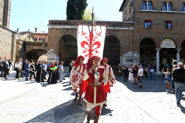 Foto Nicoloro G.   13/09/2026   Ravenna   Nell' ambito delle celebrazioni per il 705° annuale della morte di Dante Alighieri si e' svolta la tradizionale cerimonia dell' offerta da parte della citta' di Firenze dell' olio che alimentera' la lampada che illumina perennemente la tomba del Sommo Poeta. nella foto il corteo con alla testa l' ampolla contenete l' olio che alimentera' la lampada nella tomba di Dante.