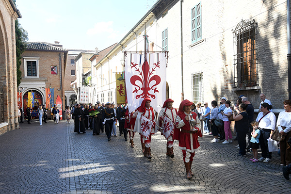 Foto Nicoloro G.   13/09/2026   Ravenna   Nell' ambito delle celebrazioni per il 705° annuale della morte di Dante Alighieri si e' svolta la tradizionale cerimonia dell' offerta da parte della citta' di Firenze dell' olio che alimentera' la lampada che illumina perennemente la tomba del Sommo Poeta. nella foto il corteo con alla testa l' ampolla contenete l' olio che alimentera' la lampada nella tomba di Dante.