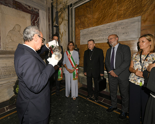 Foto Nicoloro G.   13/09/2026   Ravenna   Nell' ambito delle celebrazioni per il 705° annuale della morte di Dante Alighieri si e' svolta la tradizionale cerimonia dell' offerta da parte della citta' di Firenze dell' olio che alimentera' la lampada che illumina perennemente la tomba del Sommo Poeta. nella foto il commesso comunale versa l'olio nella lampada che illumina sempre la tomba di Dante.