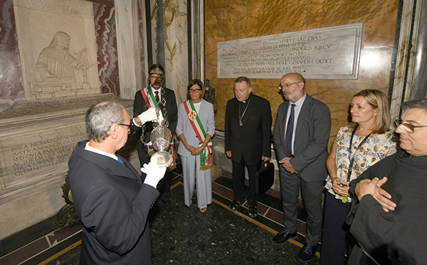 Foto Nicoloro G.   13/09/2026   Ravenna   Nell' ambito delle celebrazioni per il 705° annuale della morte di Dante Alighieri si e' svolta la tradizionale cerimonia dell' offerta da parte della citta' di Firenze dell' olio che alimentera' la lampada che illumina perennemente la tomba del Sommo Poeta. nella foto il commesso comunale versa l'olio nella lampada che illumina sempre la tomba di Dante.