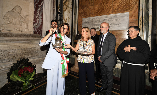 Foto Nicoloro G.   13/09/2026   Ravenna   Nell' ambito delle celebrazioni per il 705° annuale della morte di Dante Alighieri si e' svolta la tradizionale cerimonia dell' offerta da parte della citta' di Firenze dell' olio che alimentera' la lampada che illumina perennemente la tomba del Sommo Poeta. nella foto la vicesindaca di Firenze Paola Galgani accende la lampada che illumina sempre la tomba di Dante.