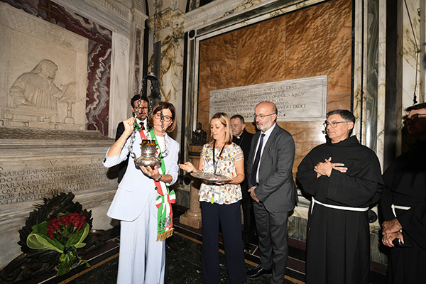 Foto Nicoloro G.   13/09/2026   Ravenna   Nell' ambito delle celebrazioni per il 705° annuale della morte di Dante Alighieri si e' svolta la tradizionale cerimonia dell' offerta da parte della citta' di Firenze dell' olio che alimentera' la lampada che illumina perennemente la tomba del Sommo Poeta. nella foto la vicesindaca di Firenze Paola Galgani accende la lampada che illumina sempre la tomba di Dante.