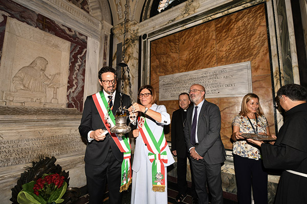 Foto Nicoloro G.   13/09/2026   Ravenna   Nell' ambito delle celebrazioni per il 705° annuale della morte di Dante Alighieri si e' svolta la tradizionale cerimonia dell' offerta da parte della citta' di Firenze dell' olio che alimentera' la lampada che illumina perennemente la tomba del Sommo Poeta. nella foto il sindaco Alessandro Barattoni e la vicesindaca di Firenze Paola Galgani accendono la lampada che illumina sempre la tomba di Dante.