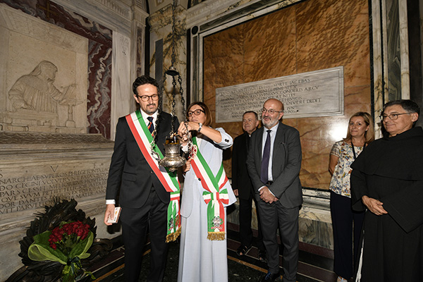 Foto Nicoloro G.   13/09/2026   Ravenna   Nell' ambito delle celebrazioni per il 705° annuale della morte di Dante Alighieri si e' svolta la tradizionale cerimonia dell' offerta da parte della citta' di Firenze dell' olio che alimentera' la lampada che illumina perennemente la tomba del Sommo Poeta. nella foto il sindaco Alessandro Barattoni e la vicesindaca di Firenze Paola Galgani accendono la lampada che illumina sempre la tomba di Dante.