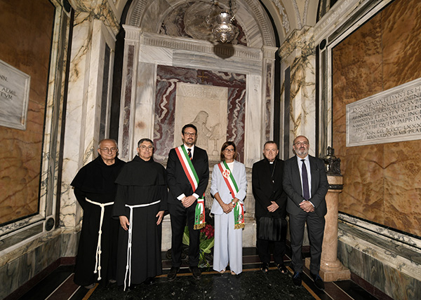 Foto Nicoloro G.   13/09/2026   Ravenna   Nell' ambito delle celebrazioni per il 705° annuale della morte di Dante Alighieri si e' svolta la tradizionale cerimonia dell' offerta da parte della citta' di Firenze dell' olio che alimentera' la lampada che illumina perennemente la tomba del Sommo Poeta. nella foto da sinistra fra Ivo Laurentini, fra Carlos Alberto Trovarelli, il sindaco Alessandro Barattoni, la vicesindaca di Firenze Paola Galgani, l' arcivescovo Lorenzo Ghizzoni e il prefetto Raffaele Ricciardi.