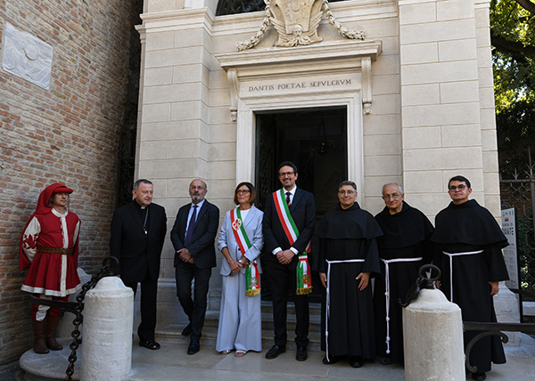 Foto Nicoloro G.   13/09/2026   Ravenna   Nell' ambito delle celebrazioni per il 705° annuale della morte di Dante Alighieri si e' svolta la tradizionale cerimonia dell' offerta da parte della citta' di Firenze dell' olio che alimentera' la lampada che illumina perennemente la tomba del Sommo Poeta. nella foto da sinistra l' arcivescovo Lorenzo Ghizzoni, il prefetto Raffaele Ricciardi, la vicesindaca di Firenze Paola Galgani, il sindaco di Ravenna Alessandro Barattoni e fra Carlos Alberto Trovarelli ministro generale dei Frati minori conventuali.
